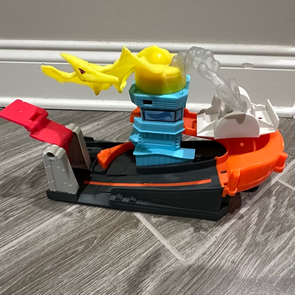 Used Hot Wheels Ptero Port Attack, playset